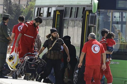 Los últimos armados y sus familias abandonan el barrio Al Waer Siria cierra una etapa negra de la guerra en Homs